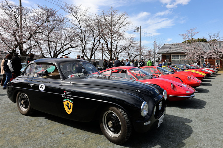 日本にある最も古いフェラーリという、手前の1949年「166インター」をはじめ「ディーノ206GT」「ディーノ246GT」などのフェラーリがそろった。