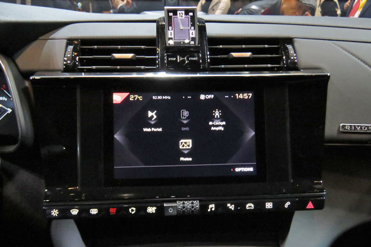 インパネの中央には大型モニター、そしてその上部にアナログクロックが設置されている。