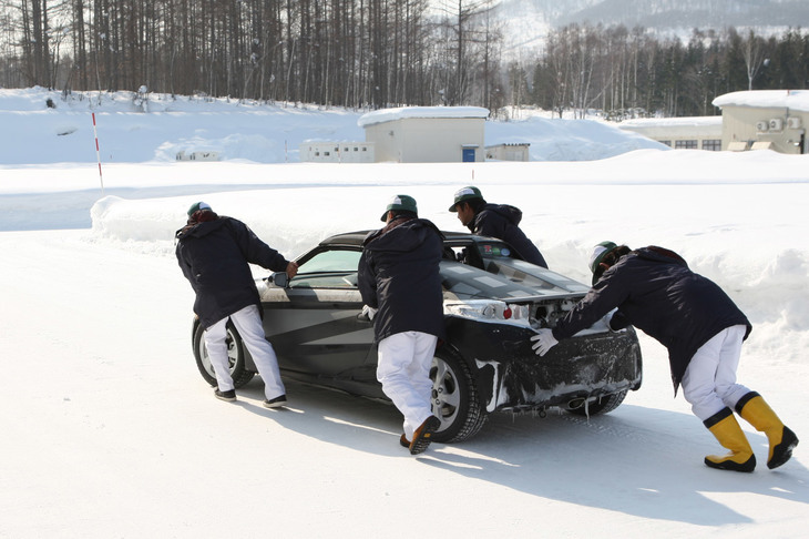 エンジニアはもちろん、デザイナーもテストコースで走らせるというホンダアクセス。走りの方向性はもちろん、「何事も経験から学ばせる」という人の育て方や開発姿勢も、このブランドの特徴といえるだろう。写真は北海道・鷹栖のテストコースにて、雪上走行試験に臨む「S660モデューロX」の試作車。