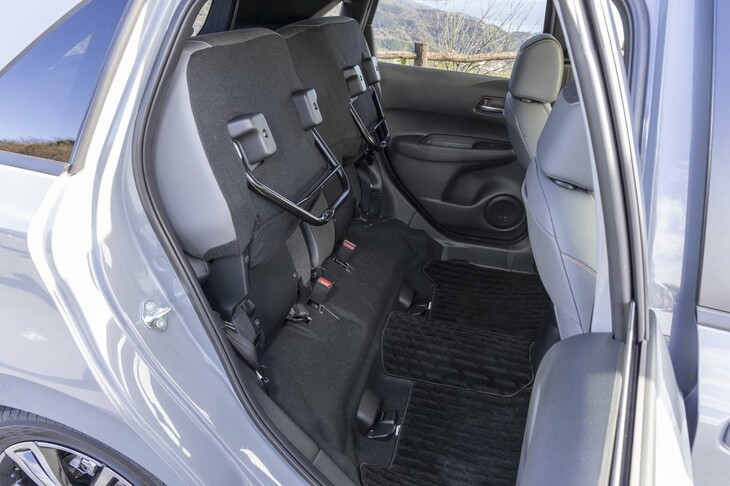 後席は座面のチップアップ（写真）とダイブダウンが可能。コンパクトハッチバックでありながらSUVも顔負けの積載力を誇る。