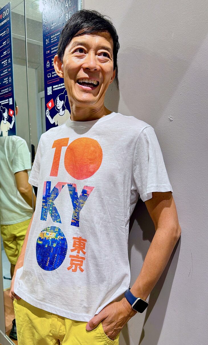 あるアパレル店で。「TOKYO」Tシャツと筆者。