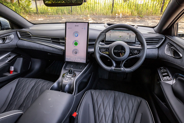 シンメトリーデザインが採用されたインストゥルメントパネルの中央に、15.6インチタッチスクリーンを配置。このスクリーンはBYD車でおなじみとなる90度の電動回転式で、写真のような縦固定もできる。