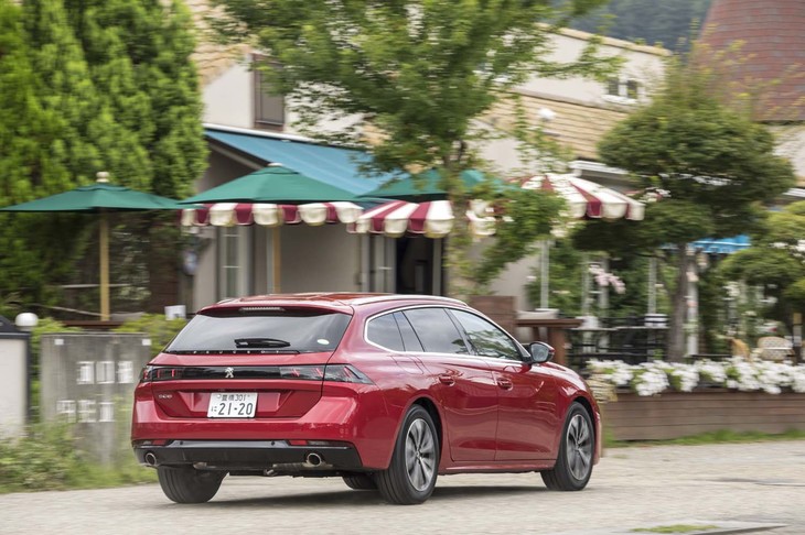 サスペンション形式はフロントがストラットでリアがマルチリンク。路面状況に応じてダンパーの減衰力を連続的に変化させる電子制御アクティブサスペンションが全車に標準装備となる。