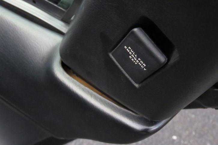 見よ！　この「すき間」と呼ぶには大胆すぎるドアピラーとインナーパネルのすき間を！　仮に、ラインオフ時からこうだったわけじゃないとしても、経年劣化でこんなガバガバになるというのも問題だと思う。