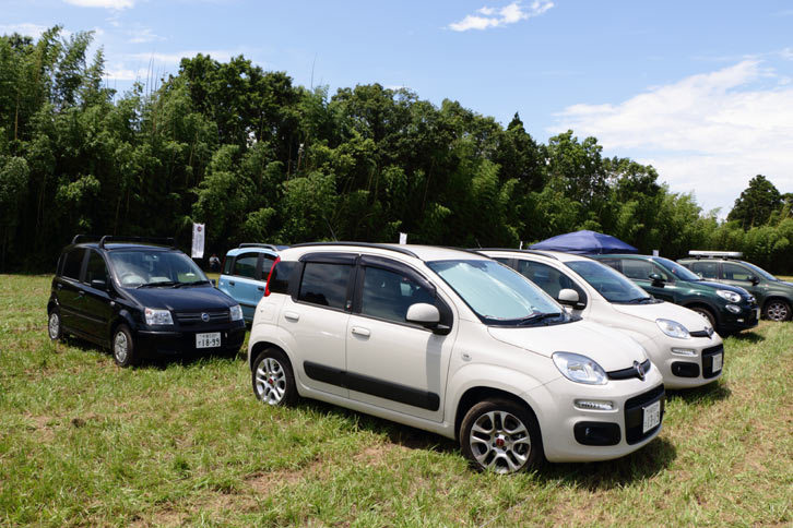 黒い2代目「パンダ」と白い現行型パンダ。フォルムに共通性は感じられるが、3代目はより大型化したことがわかる。
			 