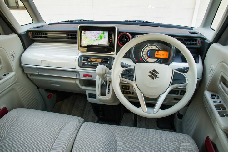 内装でもダッシュボードなどにスーツケースをモチーフにしたデザインを採用。ポップな雰囲気を演出していた。