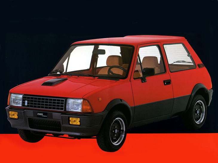 ダイハツ製1リッター直3 SOHCターボエンジンを積んだ1983年「イノチェンティMiniターボ デ・トマソ」。日本にも輸入されたが、225万円という価格は「シャレード デ・トマソ ターボ」より約100万円高かった。