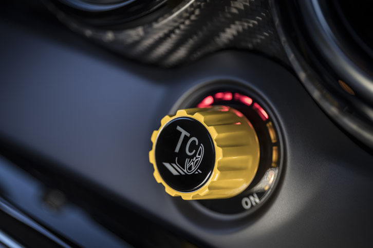 ダッシュボードの中央に設置された「AMGトラクションコントロール」のコントローラー。