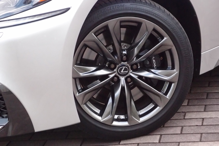 LS500“Fスポーツ”（専用20インチホイール）