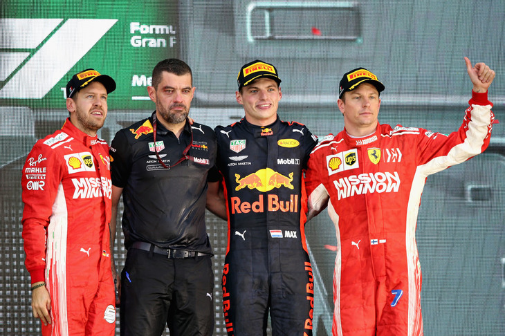 メキシコGPの表彰台。優勝はレッドブルのマックス・フェルスタッペン（写真右から2番目）、2位に入ったフェラーリのセバスチャン・ベッテル（同左端）、3位でレースを終えたフェラーリのキミ・ライコネン（同右端）。（Photo=Red Bull Racing）