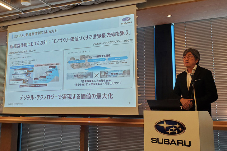 スバルラボ新拠点の意義について説明する、スバルの柴田英司氏。長年「アイサイト」の開発にたずさわり「目的に合ったハードウエアの能力を、ソフトウエアで最大限に引き出すことの重要性」を知る同氏は、「この新たなラボが生むAIで今後のスバル車のハードウエアを飛躍的に向上させたい」と意気込む。「そのためにはまず人材の確保が大事。つまり、人材のいる場所（＝渋谷）が大事でした」とも。