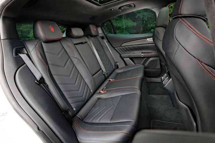 後席の広さと快適性は「グレカーレ」の大きな魅力。オプションでシートヒーターを装備することもできる。