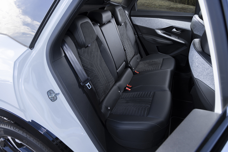 後席はクラスなりの広さといったところ。サイドシルの幅でシャシーの剛性を高めているためシートとドアがちょっと離れている（前席も同様）。