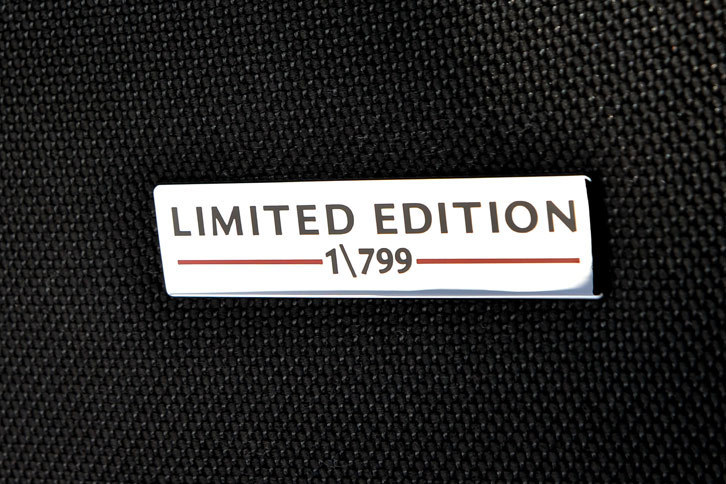 799台の限定モデルであることを示すシリアルナンバープレート。