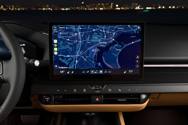ダッシュ中央には14インチの大型タッチスクリーンを搭載。同じスクリーンを助手席側にも並べた、より豪華な仕様も選べる。