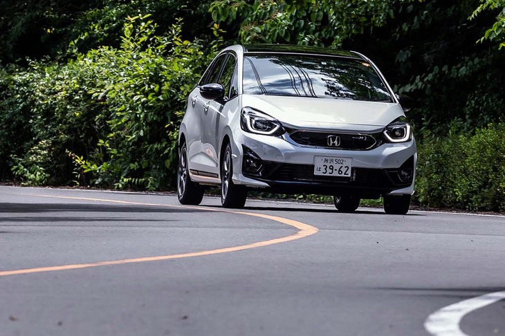 リアがややリフト傾向にあるノーマルの「フィット」に対し、同「モデューロX」は4輪がバランスよく接地するようチューンされている。その特性は、特にワインディングロードで感じることができた。