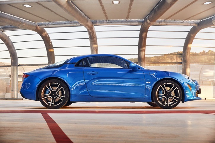 オリジナル「A110」の面影を色濃く残す新型のサイドビュー。ただしエンジンレイアウトはRRではなくMRとされる。