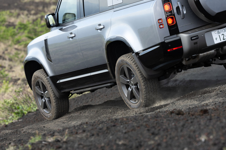 オフロード走行に際して行った設定変更は、エアサスペンションの車高を上げただけ。ドライブモードセレクター「テレインレスポンス」の設定は「AUTO」のままで、ローレンジを使うこともなかった。