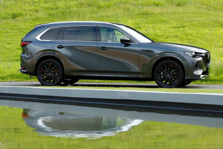 「CX-80」のドアパネルに浮かぶ、大きな陰影の変化に注目。「CX-30」や「CX-60」、CX-80では、プレスラインに頼るのではなく、連続的な面の変化によりリフレクション（反射）で表情を見せているのだ。　
	ほった「マツダのこの手法、上品で繊細で大胆で、個人的に結構好きなんですけど」　
	渕野「自然なニュアンスでこれができるメーカーって、なかなかないですよね」