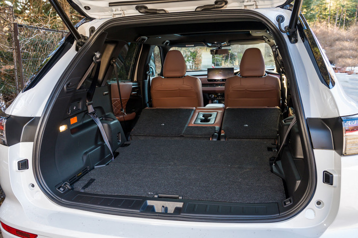 2列目シートを前に倒したところ。右の壁面にAC100V・1500Wのコンセントが備わっている。