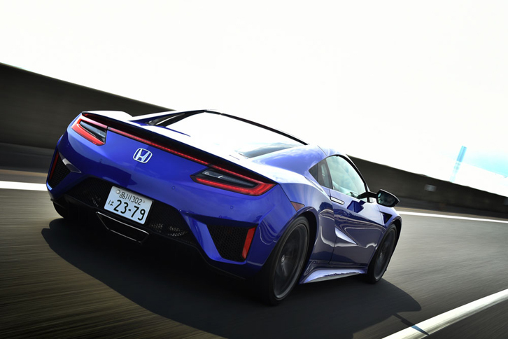 加速時は、V6ターボエンジンのターボラグを補う形で、リアモーターが加勢。これにより、ダイレクト感のある加速フィーリングがもたらされる。