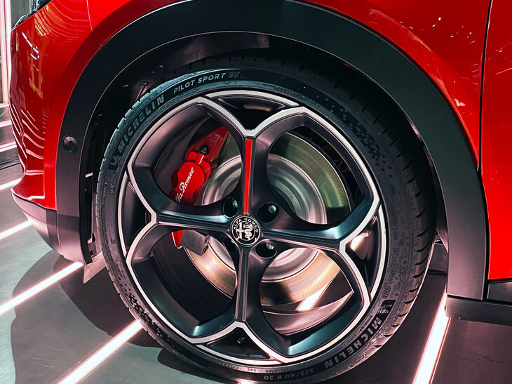 展示車はミシュランによるEV用タイヤ「パイロットスポーツEV」の225/40R20サイズを履いていた。