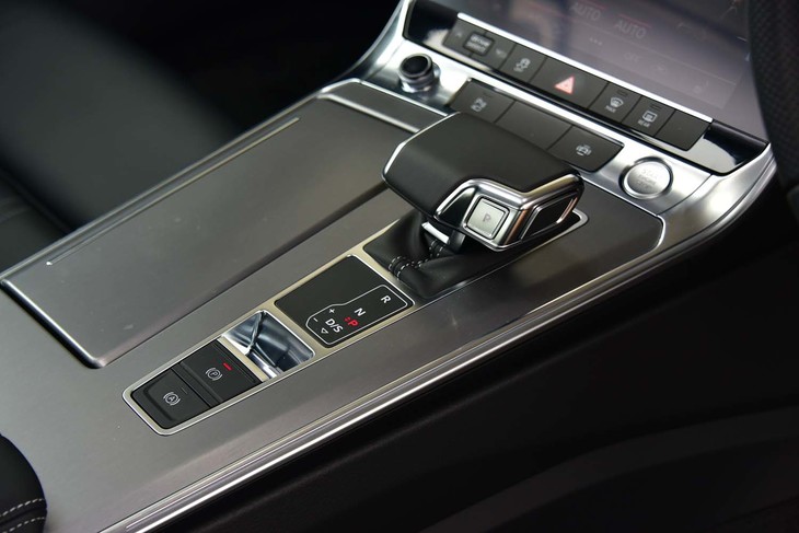 トランスミッションは7段のデュアルクラッチ式AT「Sトロニック」。V6エンジン搭載の上位グレードと全く同じギア比となっている。
