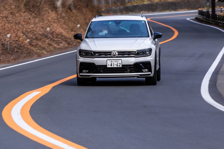 ワインディングロードを行く「ティグアンTDI 4MOTION Rライン ブラックスタイル」。加速時に独特のエンジン音が耳に届くものの、低回転域からディーゼルらしいトルクの厚さが実感できた。