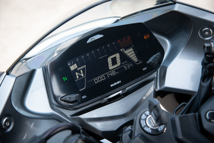 メーターパネルはモノクロ液晶で、エンジン回転計や速度計、ギアポジションインジケーター、デュアルトリップメーターなどの機能を搭載。任意の回転数で点灯・点滅するRPMインジケーターも装備される。