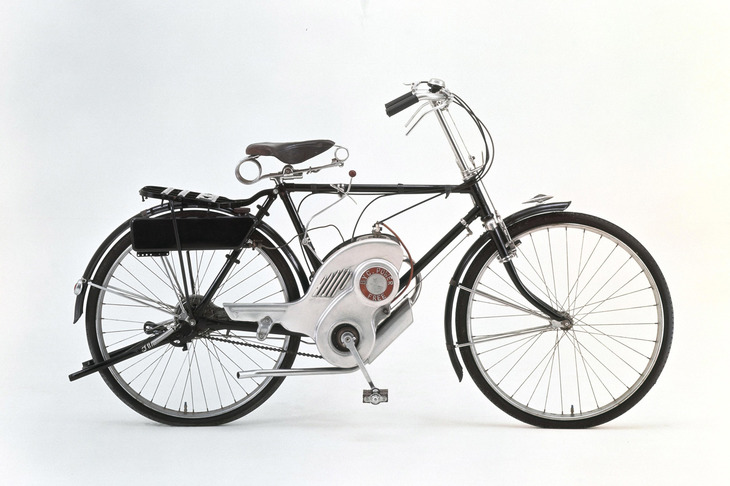 1952年に登場したスズキ初の輸送用機器「パワーフリー号」。2ストローク36ccのバイクモーターである。