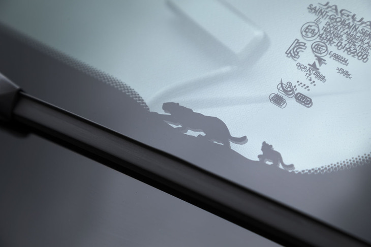 フロントウィンドウのリム（助手席側前方）には、ジャガーの親子をモチーフにしたグラフィックも。「Eペース」ならではの遊び心を感じさせるディテールだ。