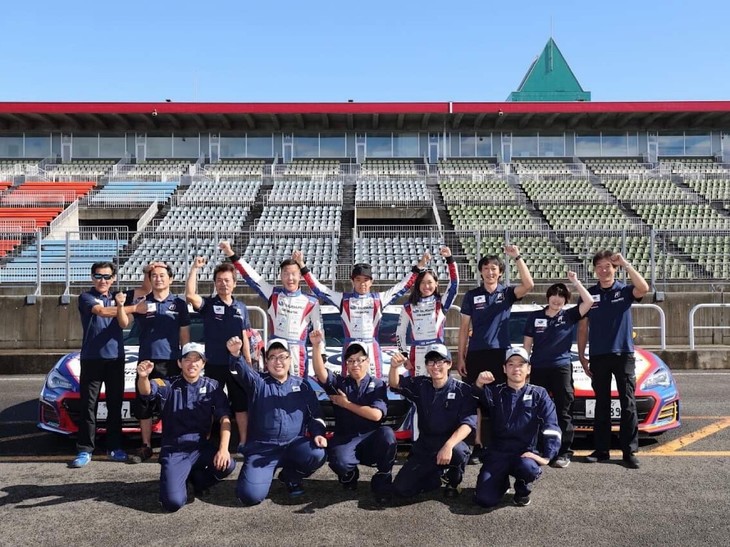 CG ROBOT RACING TEAMでは毎戦恒例になった、自由な全体撮影（笑）！ 専有走行までは雨が降っていたのですが、予選日にはとてもいいお天気に！ 今大会は5人のディーラーメカニックさんと一緒に頑張りました。