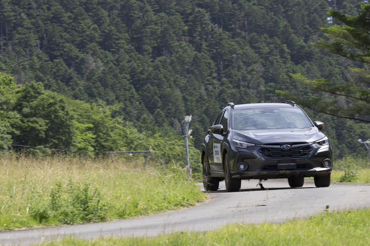 モード燃費は未公表ながら、「e-BOXER」の15.8km/リッターよりも2割ほど良好だという（19km/リッター前後!?）。燃料タンク容量は48リッターから63リッターに拡大し、ワンタンクでの航続可能距離は5割アップとされている。