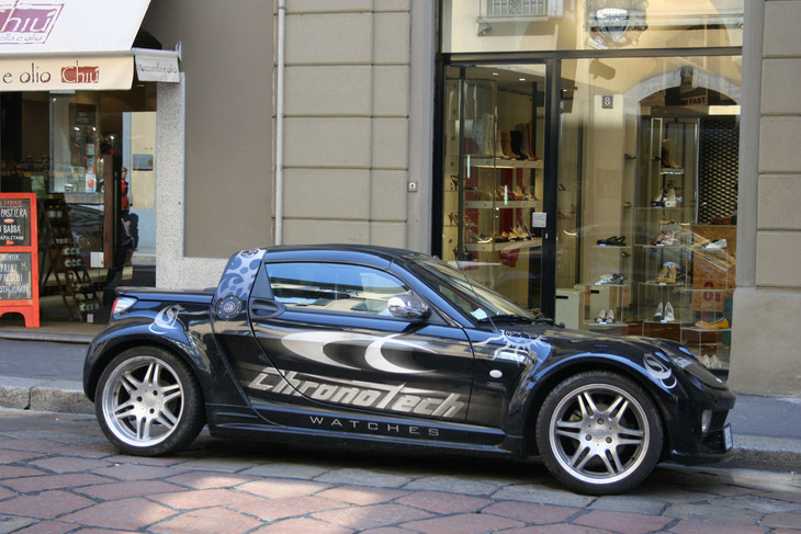 ミラノの一角で。「スマート・ロードスター」。2008年撮影。