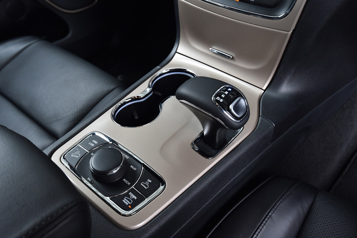 センターコンソールに備わる8段ATのシフトセレクター。手前には車高や走行モードの切り替えに使うコントローラーが装備される。