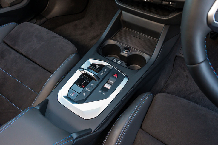 センターコンソールはすっきりフラットなデザインに。ただし、デフロスター／デフォッガーやハザード、パーキングカメラ、ボリューム／ミュートなどの操作に緊急性を要するものはきちんとスイッチで残されている。
