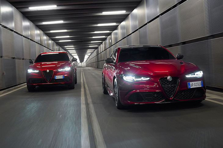 「アルファ・ロメオ・ジュリア クアドリフォリオ コレッツィオーネ」（写真右）と「ステルヴィオ クアドリフォリオ コレッツィオーネ」（同左）。