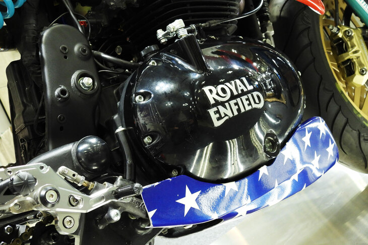 日本だとロイヤルエンフィールドにモータースポーツのイメージを持つ人は少なそうだが、実はアメリカではフラットトラックレースにワークスで参戦中！ 水冷エンジン勢を相手に、市販車ベースの空油冷エンジンで善戦しているのだ。