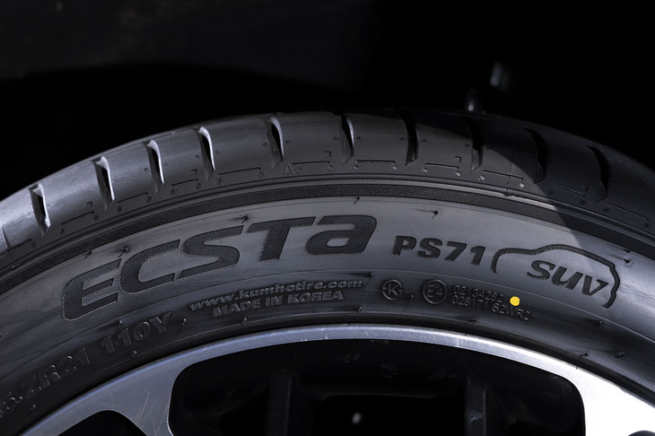 「エクスタPS71」の派生モデルとして2023年に追加されたばかりの「PS71 SUV」。「SUV」のロゴをまさにSUVのシルエットが取り囲んでいる。