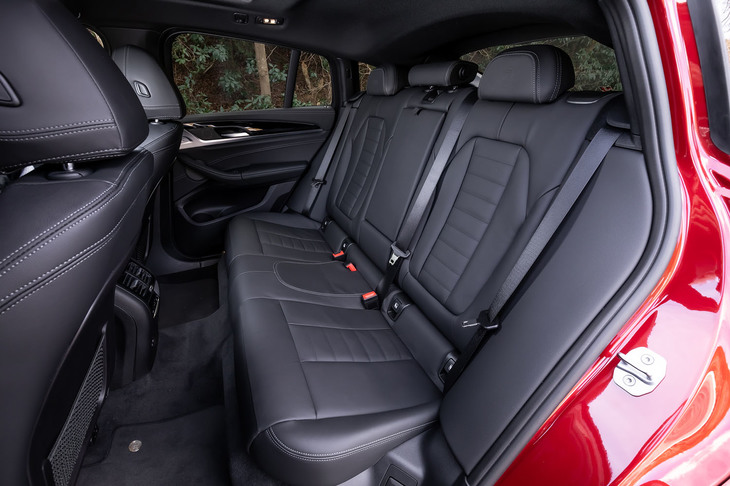 後席の背もたれには40：20：40の分割可倒機構が備わっている。試乗車ではオプションのリアシートヒーティング（6万7000円）が選択されていた。