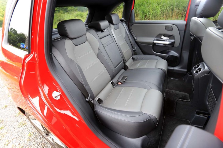 後席の背もたれは、40：20：40の分割可倒式。シート座面から天井までの高さは993mm（欧州値）と、実は「Aクラス」とさほど変わらない。