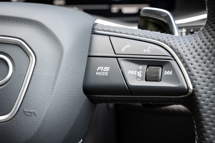 「RS1」「RS2」というモード名からもわかる通り、カスタマイズモードは2つまで記録可能。ステアリングホイールの「RS MODE」スイッチを使い、ワンタッチで呼び出せる。