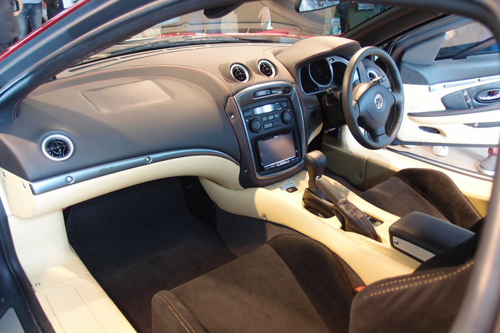 インテリアは基本的にベース車と変わらない。カーナビやETC車載器、バックカメラなどが標準装備される。