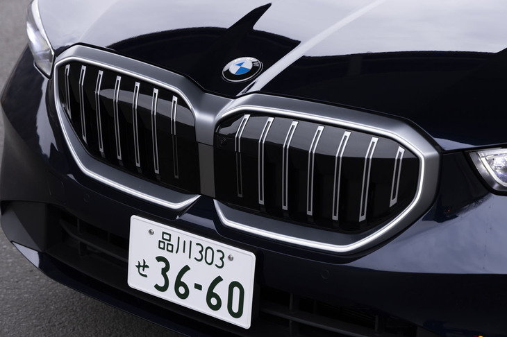 横長のキドニーグリルは冷間時にはフラットなパネルであり、開口部はゼロ。走行時や走行後のクールダウン時にだけシャッターが開く仕掛け。