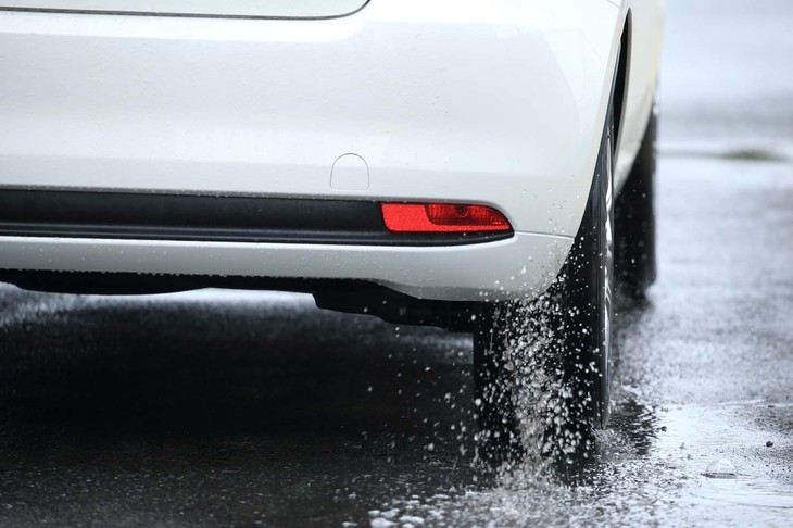 新たに専用のトレッドパターンが採用された「エフィシェントグリップ エコEG02」。溝の容積を減らしつつも排水性はアップ。雨天時の安全性が一段と高められている。