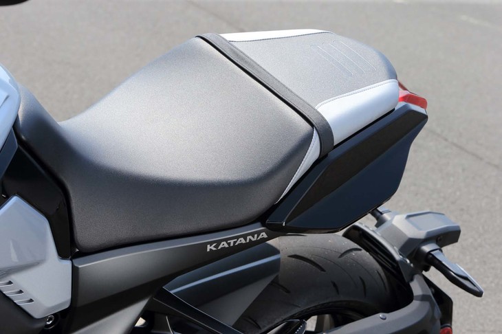 ライダー側シートの高さは825mm。シートそのものは幅の広いタンデムタイプだが、ライダーの足つき性に配慮し前端は絞られている。