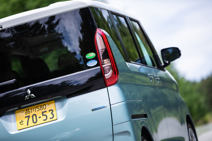 リアコンビネーションランプのデザインを先代モデルよりも薄型にし、ルーフにより近い位置に設置。スクエアなボディーフォルムが強調された印象だ。