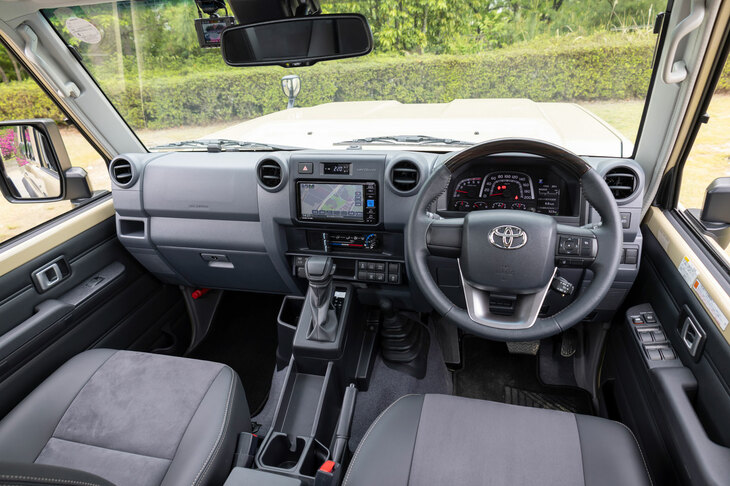 インテリアは各所にハードプラを用いた素っ気ないものだが、それだけに本物感がただよう。エアコンは昔懐かしの、スライドレバーのマニュアル式だ。