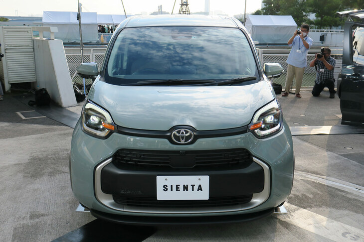 トヨタ・シエンタ ハイブリッドZ 7人乗り（フロントマスク）