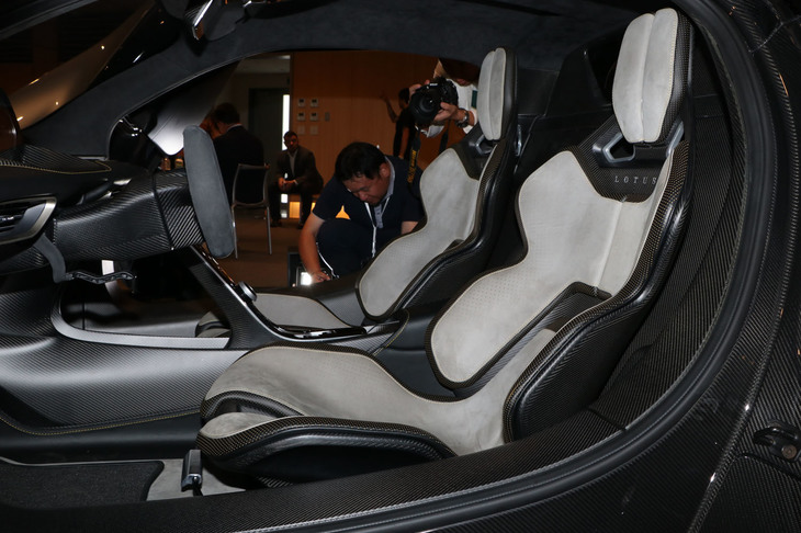 カーボン製のフレームにアルカンターラ張りのパッドを貼り付けたバケットシート。